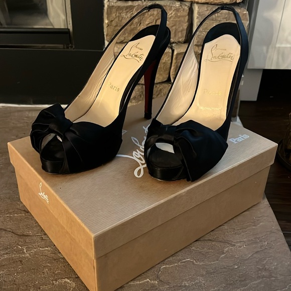 Christian Louboutin satin bow heels. Gorgeous. Size 40. - Picture 2 of 9